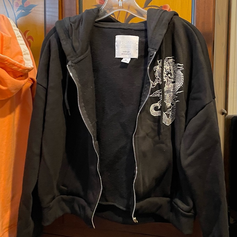REFUGE ATHLETICS Blk. Zip Sweatshirt🐉